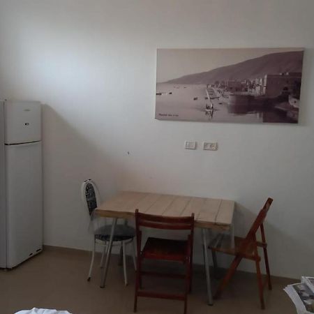 פינה שקטה דקה הליכה לכנרת והטיילת Tiberias Exterior photo